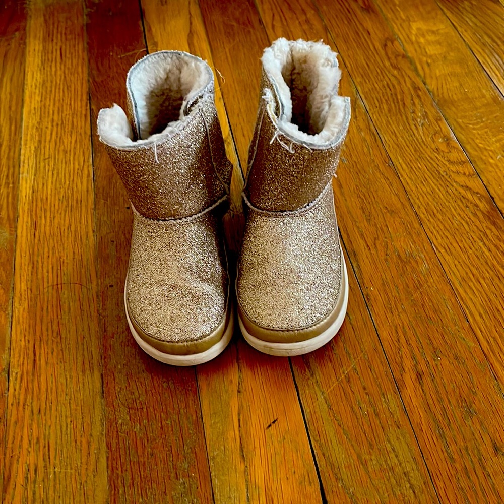 Little girls gold ✨ Uggs.